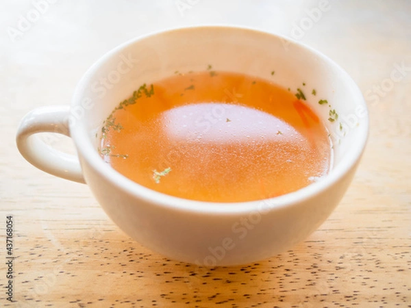 Fototapeta 白いカップに入った透き通ったコンソメスープ