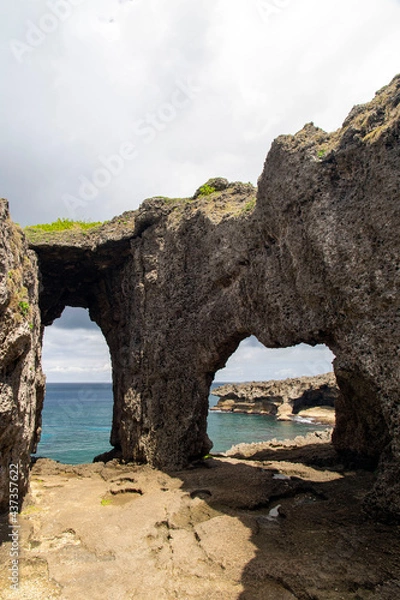 Obraz 徳之島の天城町の犬の門蓋のメガネ岩