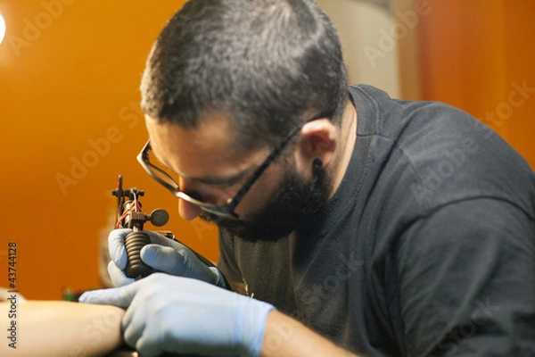 Obraz tattoo artist working