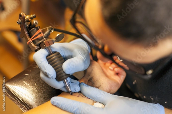 Obraz tatuador trabajando