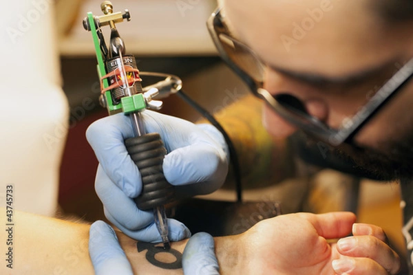 Obraz chico tatuando