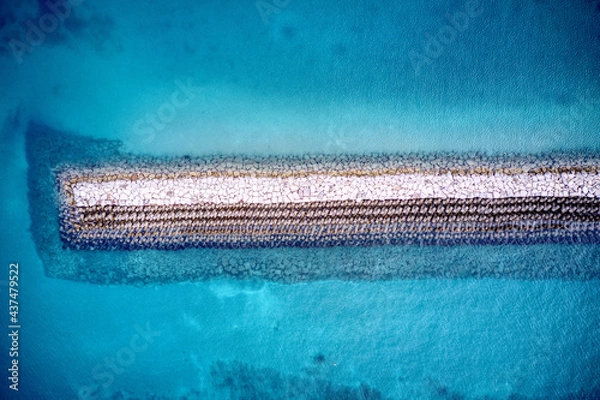 Obraz 防波堤と青い海