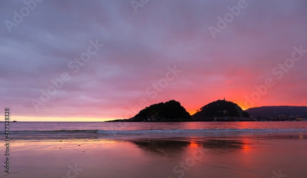 Fototapeta Sunrise in La Concha bay from Ondarreta beach, city of Donostia-San Sebastian, Euskadi