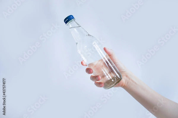 Fototapeta サイダーのビンを持った手