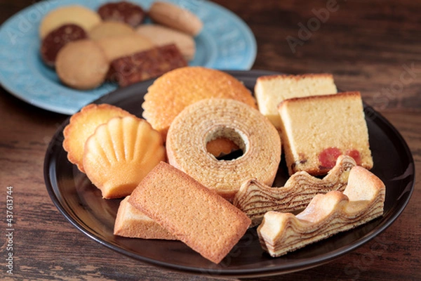 Fototapeta お皿に盛りつけた色々な洋菓子
