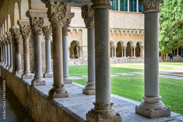 Fototapeta Edificación religiosa de estilo románico gótico en la población de Sant Cugat en Barcelona.