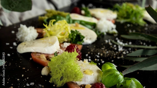 Obraz Tomaten Mozzarella variation auf einer Schieferplatte