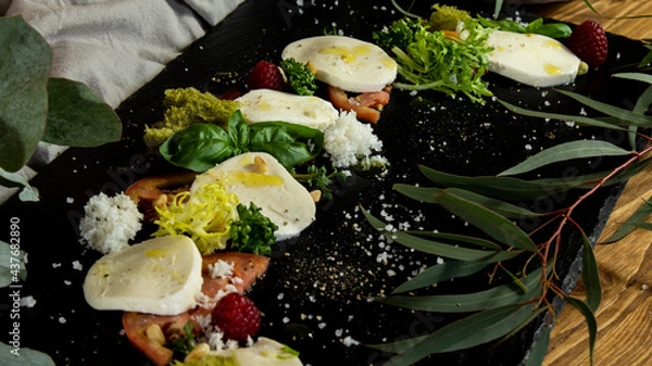 Obraz Tomate Mozzarella auf einer Schieferplatte
