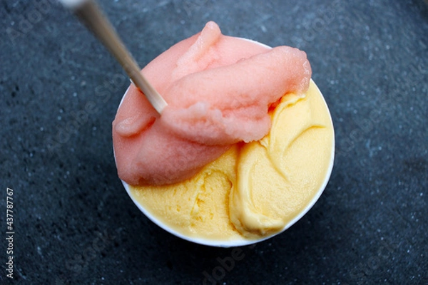 Obraz イタリアの街角で食べるジェラート