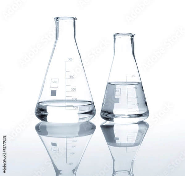 Obraz Dwie kolby laboratoryjne z przezroczystym płynem, izolowane