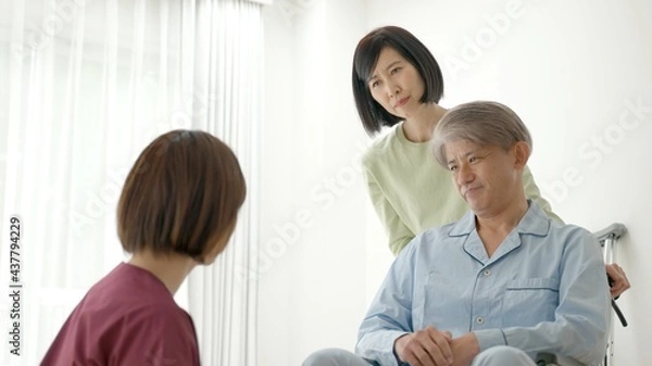 Fototapeta 看護師の説明を受ける患者と家族