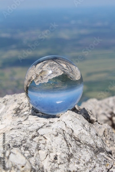 Obraz Bergpanorama mit Reflexion in einer Glaskugel 
