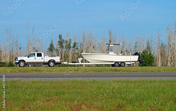 Obraz Pickup holujący łódź rybacką