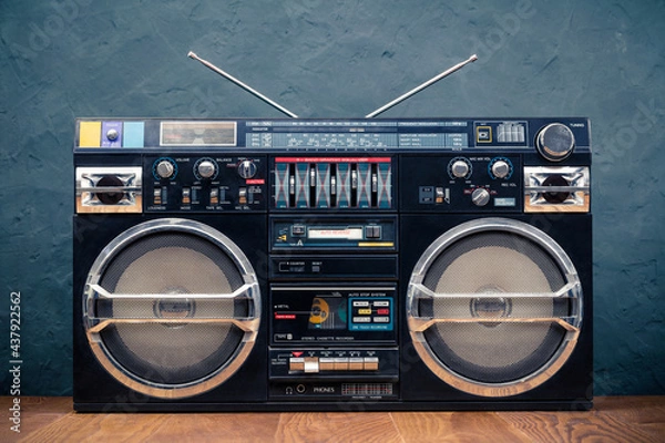 Obraz Retro boombox getto blaster przestarzały przenośny czarny odbiornik radiowy z magnetofonem z lat 80-tych w tle przedniej betonowej ściany. Koncepcja muzyki rap, hip hop, R&B. Filtrowane zdjęcie w starym stylu w stylu vintage