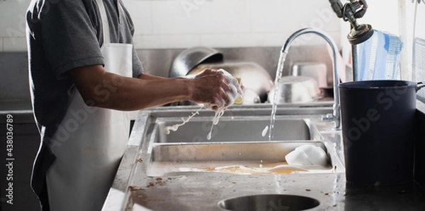 Obraz Man washing dish