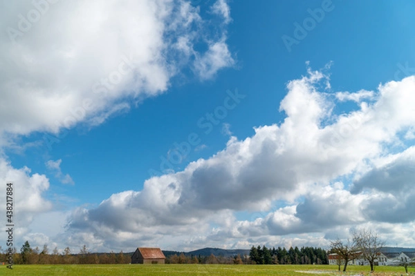 Obraz Wolken, Wiese und Wald mit Scheune