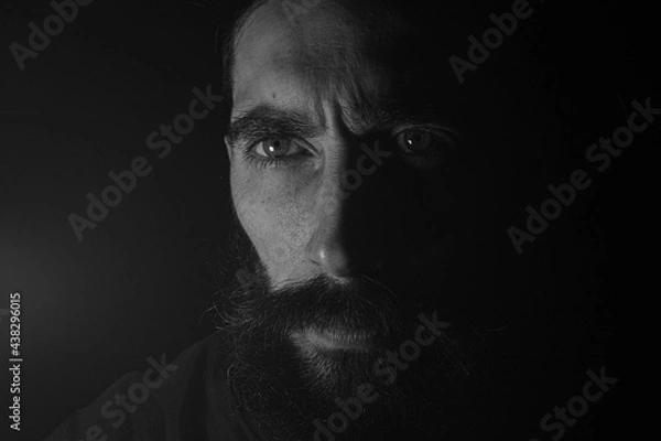 Obraz Rostro de hombre con mirada de atención o preocupación 