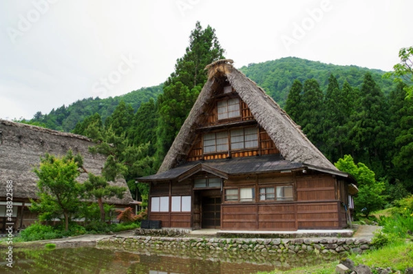 Fototapeta 萱葺きの家屋が残る富山の山村
