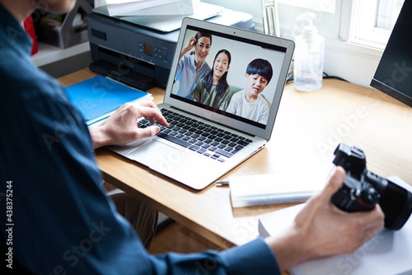 Fototapeta 家族の動画を撮影して編集する男性