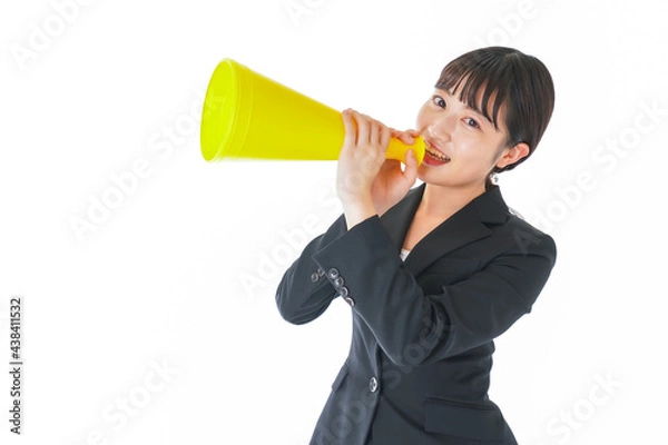 Fototapeta メガフォンで応援をするスーツを着たビジネスウーマン
