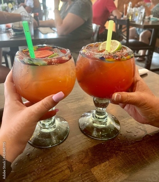 Obraz hand holding a cocktail