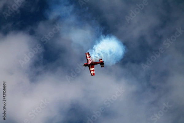 Obraz Pojedynczy spadający samolot