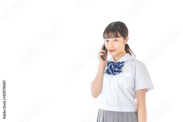 Fototapeta スマートフォンを使う若い女子学生