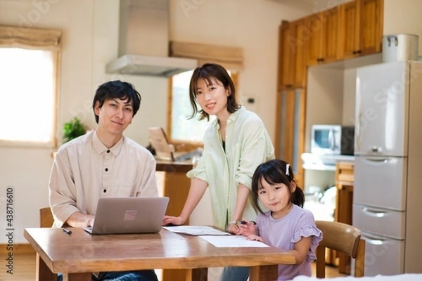 Fototapeta テレワークをする大人と家にいる子ども