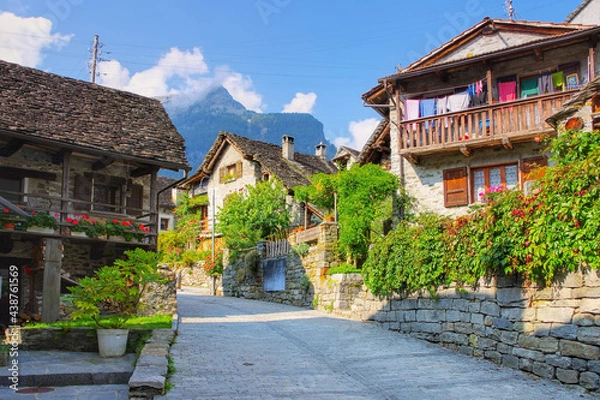 Fototapeta typische Häuser in Sonogno im Verzascatal, Tessin in der Schweiz - typical houses in Sonogno in the Verzasca Valley, Ticino in Switzerland