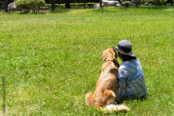 Obraz ひそひそ話してるゴールデンレトリーバーと女性の後ろ姿

