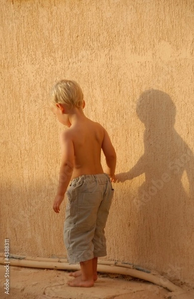 Obraz Child walking with his shadow