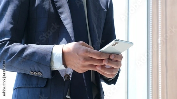 Obraz スマホを操作しているサラリーマン男性