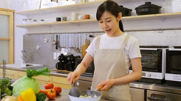 Obraz 楽しそうに料理をする家事代行の女性作業員