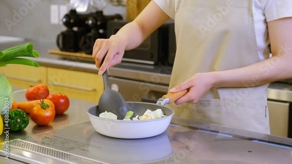 Obraz 楽しそうに料理をする家事代行の女性作業員