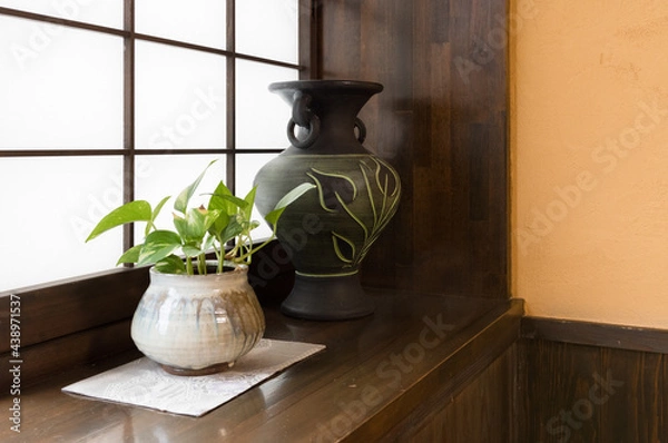 Obraz 和室の窓際に飾られた花瓶と観葉植物