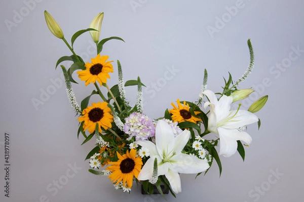 Fototapeta 百合を使ったフラワーアレンジメント