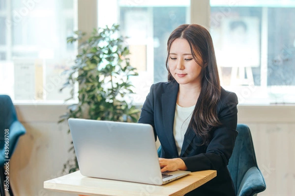Fototapeta カフェで仕事するビジネスウーマン
