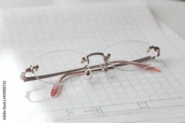 Obraz メガネと原稿用紙