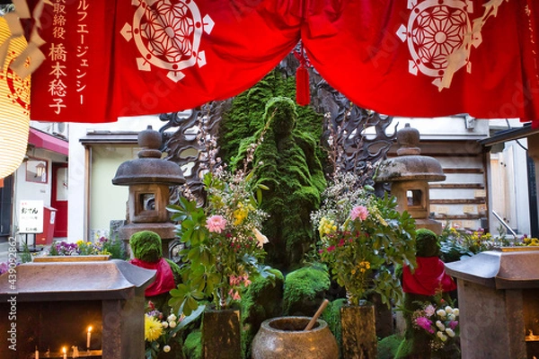 Obraz 法善寺 苔に覆われた不動明王像