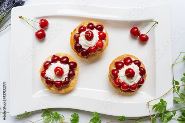 Obraz 白いお皿に盛り付けられたさくらんぼのフルーツタルト