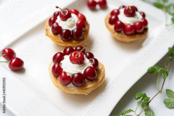 Obraz 白いお皿に盛り付けられたさくらんぼのフルーツタルト
