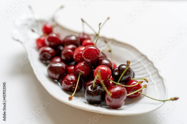 Obraz 白いお皿に盛り付けられたチェリー