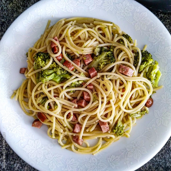 Fototapeta spaghetti with brocolis