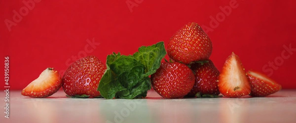 Obraz Strawberry with mint on red background