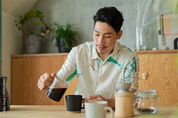 Fototapeta コーヒーを淹れる男性