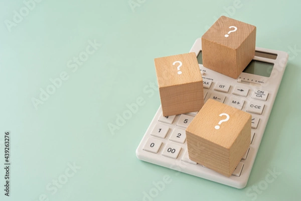 Fototapeta 金額、値段、価格、相場｜ハテナマークの積み木と電卓