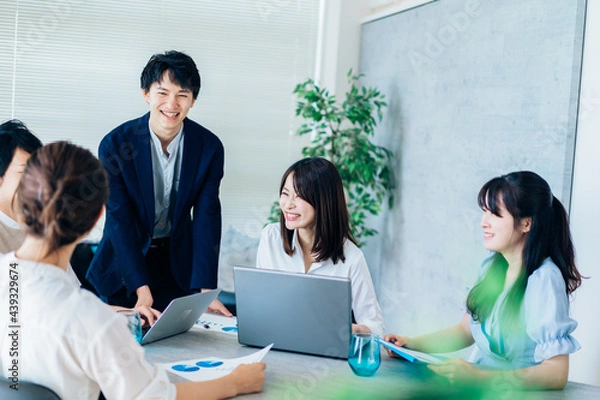 Fototapeta 明るいオフィスで働くビジネスパーソン