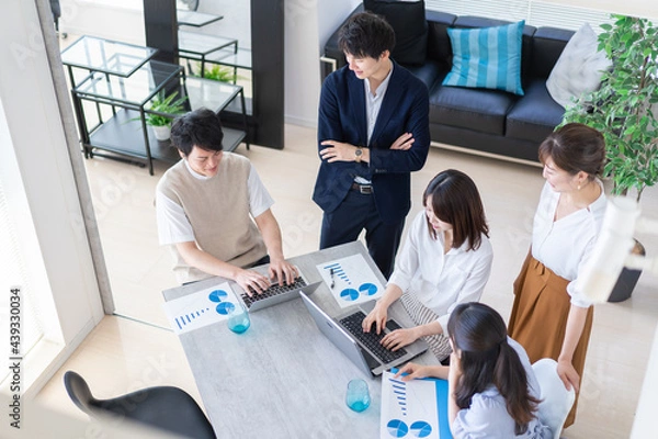 Fototapeta 明るいオフィスで働くビジネスパーソン