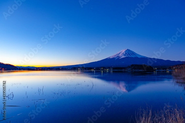 Fototapeta 夜明けの富士山　山梨県河口湖畔の大石公園にて
