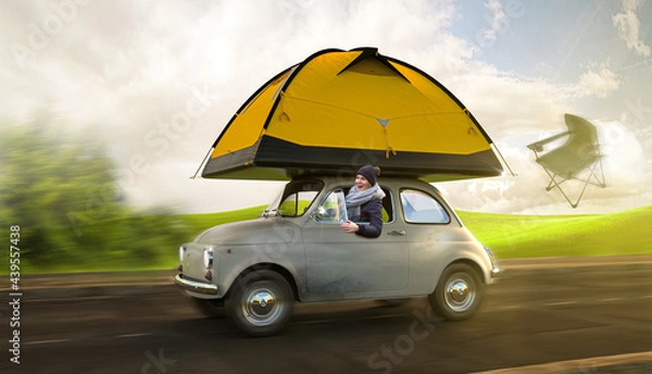 Fototapeta Frau im Auto mit Zelt auf dem Dach fährt in den Urlaub (Zelten)